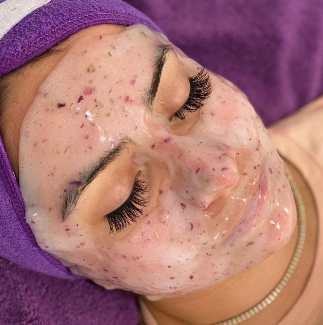 چرا آموزشگاه مراقبت و زیبایی محدثه رحیمی در رشت بهترین انتخاب است؟